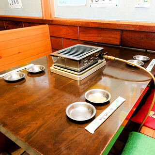 ご家族連れも安心してご利用いただける席間隔を設けております。