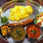 ヘブン - 日替りターリー、左から反時計回りに、刻み青唐辛子、アル・コ・アチャール、パラクチキン、大根とチキンのカレー、シークカバブ、ターメリックライス、サラダ（￥９９９）