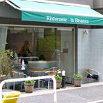 駅から近いですが、裏通りです。