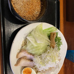 広島流つけ麺 からまる - 中盛り900円　　　お腹いっぱい