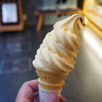 六時屋 - いよかんソフトクリーム（店の外で食べる）