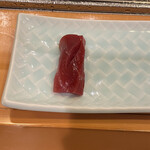 鮓処しんや - 赤身の香りが口いっぱいに広がります。