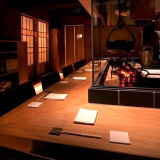 オープンキッチンの囲炉裏を囲んだ、ゆったりとしたカウンター11席。
                                          