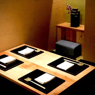 掘りごたつ式のお座敷２部屋、接待にもご家族利用にも最適。お子様連れもご安心下さい