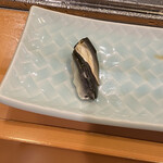 鮓処しんや - 江戸前のしんこ
      何としんこの食べ比べ！熊本より輪郭がはっきりしている印象。