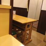 Tonkatsu Enraku - 一階奥にある４人掛けテーブル席