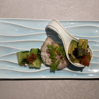 中国飯店 富麗華 - ・前菜3種盛り合わせ
                    ※アボカドとトマトとピータンの冷菜、アイスバイン、胡瓜の冷菜