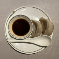 中国飯店 富麗華 - ・肉汁たっぷりの焼き餃子