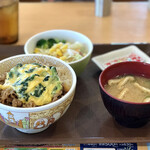 すき家 - オム牛丼 サラダセット　¥690