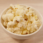 トンテキ食堂8 - お通しのポップコーン