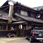 炭火焼うなぎ 東山物産 - 車はお店前に数台停めれます。