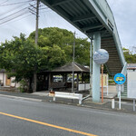 バンビーノカフェ - 右側のバス停と左側の店舗