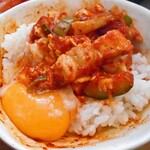 コッテジ - 「豆腐チゲランチ（激辛・ご飯大盛）」のチゲをご飯にかけて