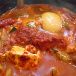 コッテジ - 「豆腐チゲランチ（激辛・ご飯大盛）」のチゲ（生卵投入）
