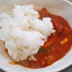 コッテジ - 「豆腐チゲランチ（激辛・ご飯大盛）」のチゲをご飯にかけて