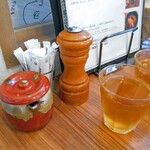 コッテジ - 卓上に常備された調味料類 ＆ 冷たいコーン茶