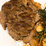 トラットリア レオーネ - イタリア産仔牛ロース肉のフィレンツェ風ビステッカ