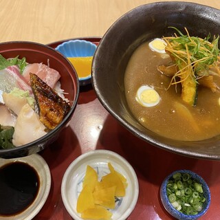 「海鮮丼」が人気！丼がついた<おすすめセット>を多数ご用意。