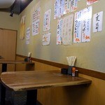 大安 - 店内の雰囲気です。 入口近くのカウンター席から奥を撮っています。