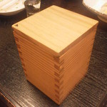 新舌吉 - 日本酒は木箱入りです。これは雰囲気が良かった・・・。