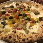 フラット - 本日のピッツア（夏野菜とサルシッチャ）