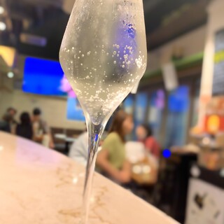 本場のワイナリーで研修を行う本格派。ソムリエ厳選のワインを☆