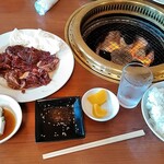 Yakiniku Yamato - 全景。これで700円！