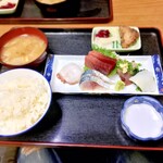 十八番 - 刺身定食。インドまぐろ、イカ、水ダコ、しめ鯖、鰹。￥950。