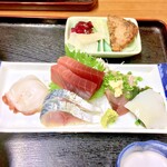 十八番 - 刺身定食。インドまぐろ、イカ、水ダコ、しめ鯖、鰹。￥950。