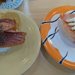 回転寿司すノ家 - サーモンステーキ(左)と焼きサーモン