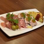 ワインバー バッカス - お好みの前菜３種の盛合せ（生ハムとサラミ、ローストポーク、スパニッシュオムレツ）（９００円）２０２０年８月