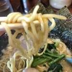 鶴乃家 - 麺リフト。中太麺は短いです。