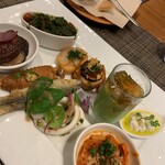 ラ・ファソン 古賀 - 前菜盛り合わせ：トリッパ、稚鮎の上新粉揚げ、鶏手羽のコンフィ、メカジキのソテーなど。 稚鮎美味しい。鶏手羽のコンフィ手で食べたら、ソムリエさんがさりげなくお手拭きを。 こういうさりげないさービスが嬉しい。フォアグラのソテーも好き。好きなものいっぱいの前菜。