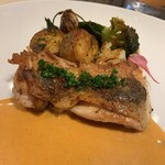 ラ・ファソン 古賀 - 大山地鶏もも肉と肉厚椎茸のロースト じゃが芋、夏野菜のソテー 白ワインヴィネガー、ガーリック風味 トマトクリームソース 電話予約で地鶏をチョイス。トマトベースのソースが美味しい。 地鶏もプロが作るとこうなるのか。。。付け合わせのジャガイモがしっとりと美味しくて。 トマトクリームソース、バゲットで残さずいただきました。