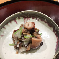 日本料理 太月 - ランチコース１６５００円。蛸と乳茸の和え物。柔らか煮にした蛸が絶品です（╹◡╹）（╹◡╹）。酢橘が乳茸を引き立てています。