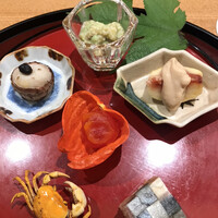 日本料理 太月 - ランチコース１６５００円。八寸。焼き茄子のずんだ和え、無花果の胡麻餡、きぬかつぎ、鼈甲卵、沢蟹の素揚げ、鯖寿司。玉子を味噌に漬けた鼈甲卵は、ねっとりと玉子の旨味が凝縮されています（╹◡╹）（╹◡╹）