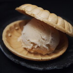 Soybean flour ice cream monaka ~ with syrup ~