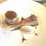 La Brianza - ドルチェ担当の方の特選盛り合わせ。ティラミスは久しぶりなのではと選んで下さり、私もちょうど食べたい気持ちが高まっていたタイミングでしたので、気持ち通じたようでとても嬉しいです。あらためて美味、再確認☆