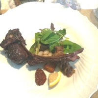 La Brianza - 夏鹿のグリル タスマニア産粒マスタード添え。骨付き。切り取りにくかったらカットしますよとやさしいお声掛けありがとうございます。骨の位置が分かりやすいので、今回は大丈夫。先日の仔羊肉も今回もお肉柔らか