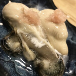 西荻窪はや人 - 生牡蠣（はや人オリジナルソース）ビネガーの効いた生クリームソースです。