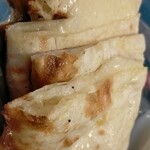 アジアンダイニング&バー ナマステ - たっぷりとチーズを包んだ熱々ナン