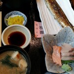 Shunsai Sakura - ランチ焼き魚定食。800円税込。刺身、なかなかうまいが少ない。サンマ、高騰してるのによく出した。冷凍だろうけど、ワタのほろ苦さを楽しめた。