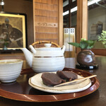 中将堂本舗 - 煎茶と中将餅のセット