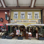 ピッツェリア ブラチェリア チェザリ - 店舗外観　右の黄色の建物がチェザリさん。左は系列店のソロピッツァ ナポレターナ ダ ピッコロさん。こちらはいわゆるピッツェリア。