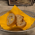ピッツェリア ブラチェリア チェザリ - パン2種