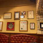 ピッツェリア ブラチェリア チェザリ - 壁には何やら認定証のようなものが沢山。