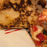 ピッツェリア ブラチェリア チェザリ - ピッツァの裏側　絶妙な焼き加減。