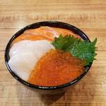 Salmon roe, salmon and scallop rice bowl