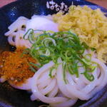 Hanamaru Udon - 揚げ玉と七味を
                        