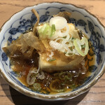 Taishuu Sakaba Inatoratsu - お通しの揚げ出し豆腐